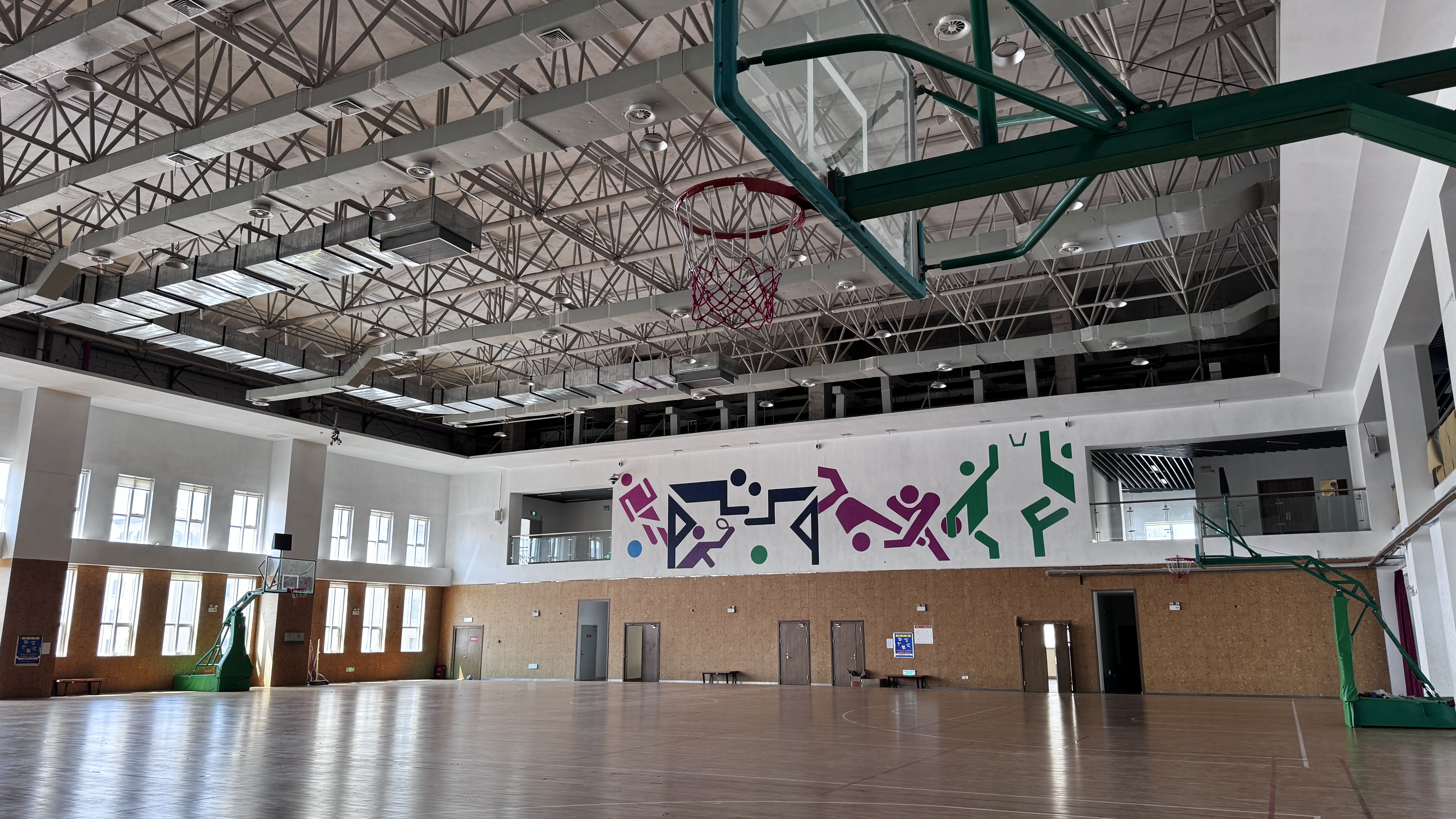 学校室内篮球场